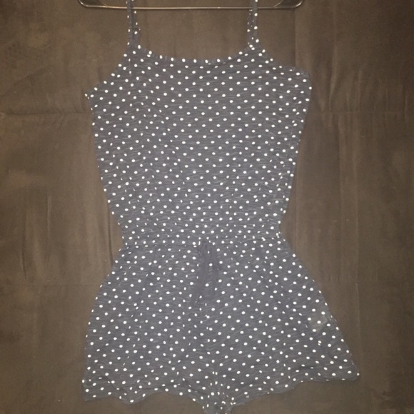 An adorable Navy blue &white polka dot romper⚪️🔵 - Picture 3 of 3
