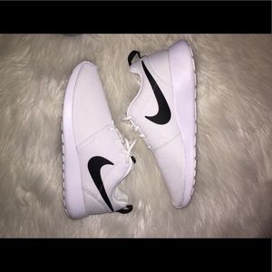 Woman's Nike Roshes