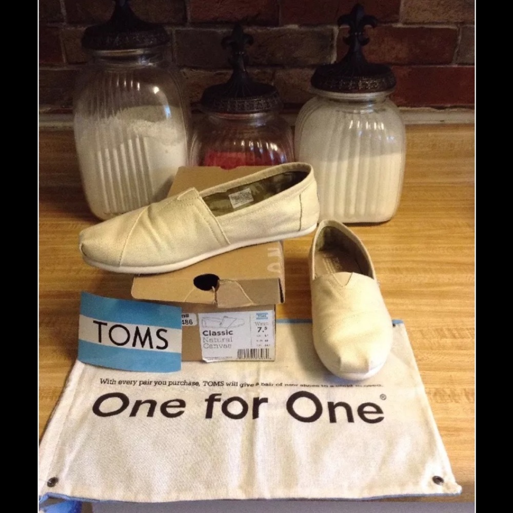 TOMS natural canvas size 7.5