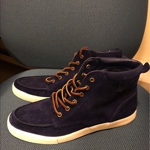 Like brand new. Fresh pair of converse.