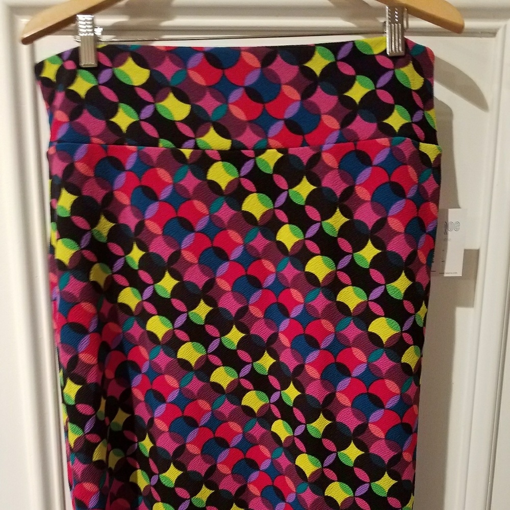 NWT LuLaRoe Cassie skirt in Abstract print