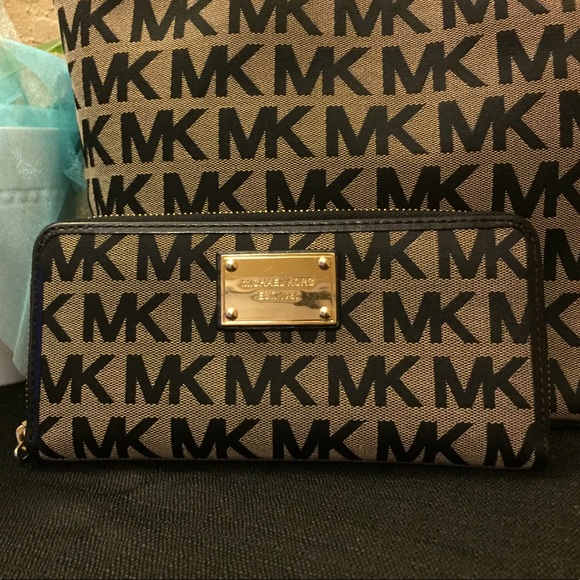 Michael Kors Handbags - Michael Kors Signature Wallet