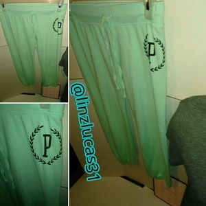 VSPINK szXS mint green capris, NWOT