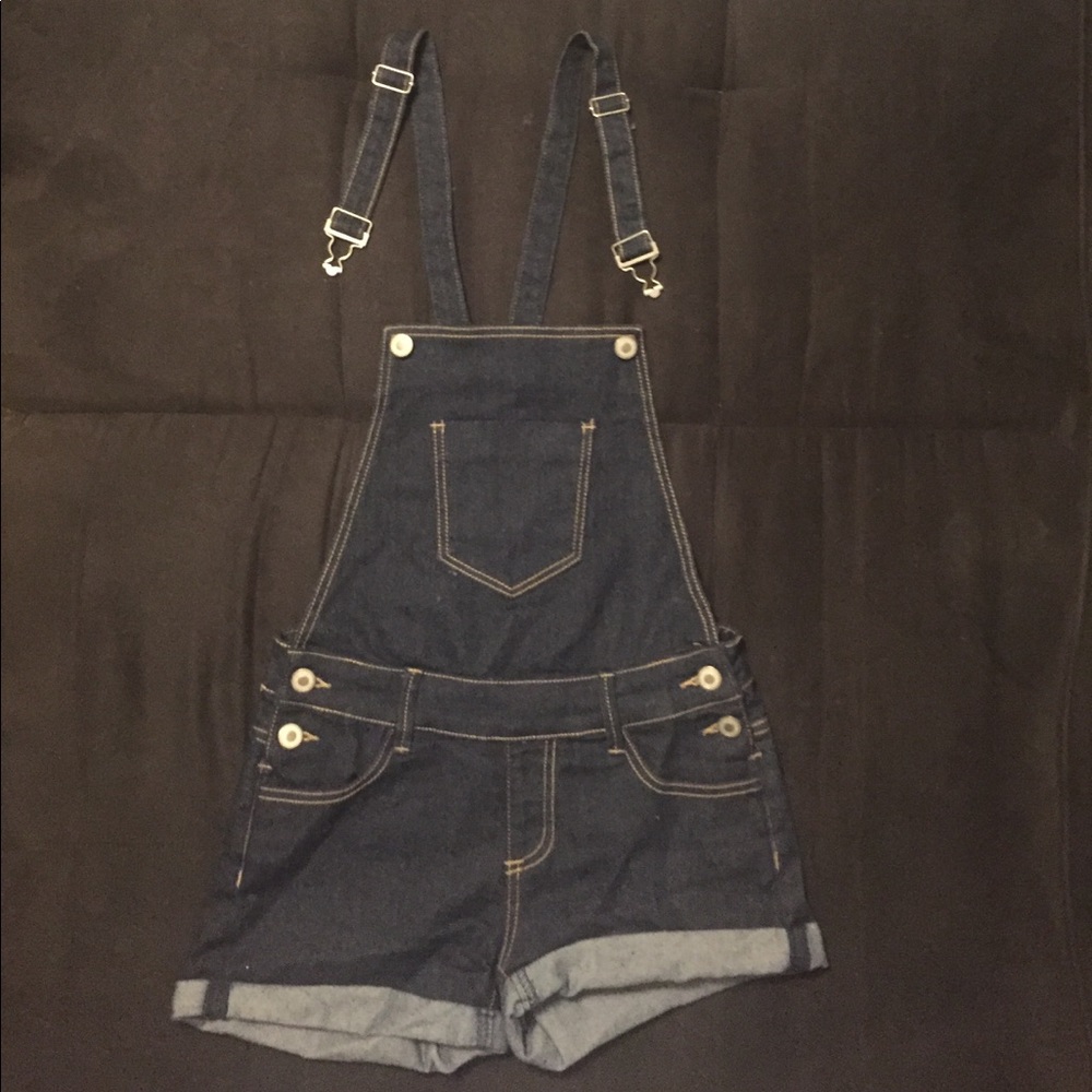 Trendy Jean shorts Overalls🌻