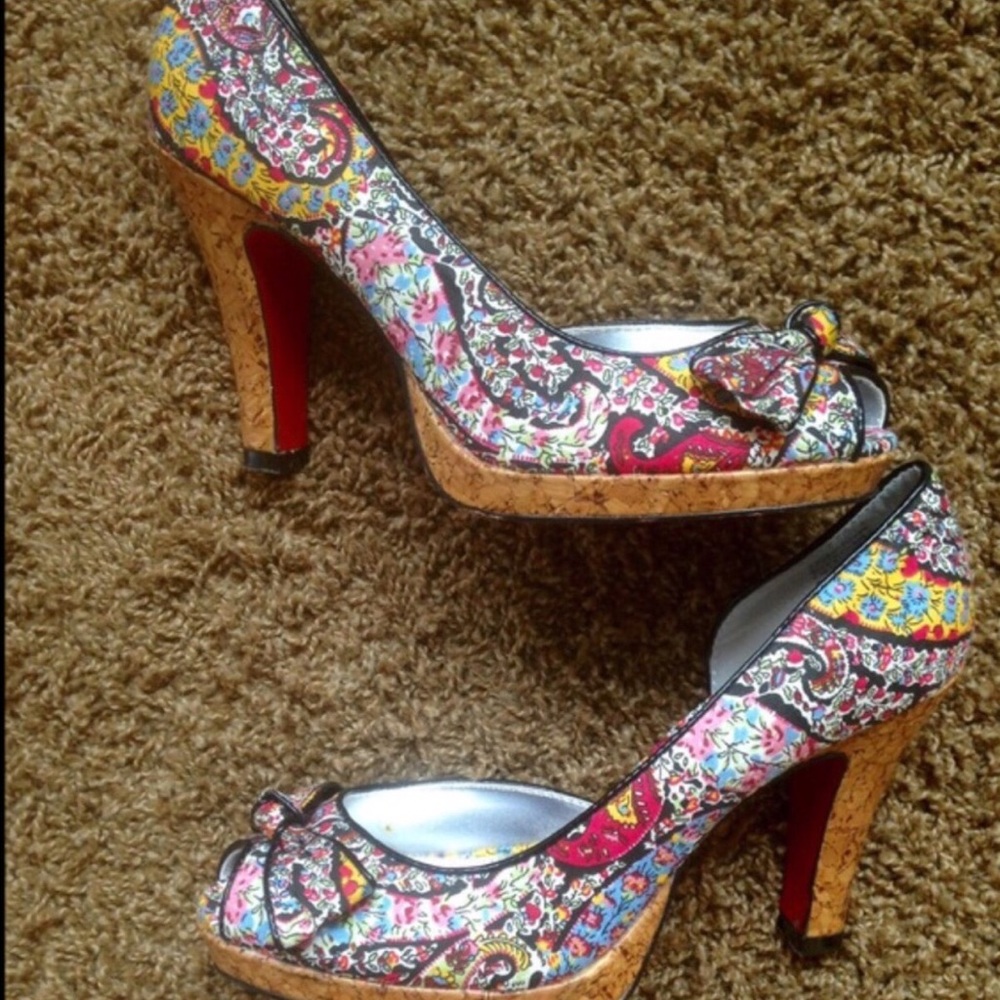 Red soled floral pumps 👠