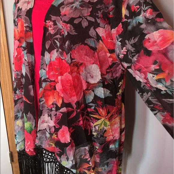 Last One! Small. Fringed Floral Kimono - Picture 3 of 5