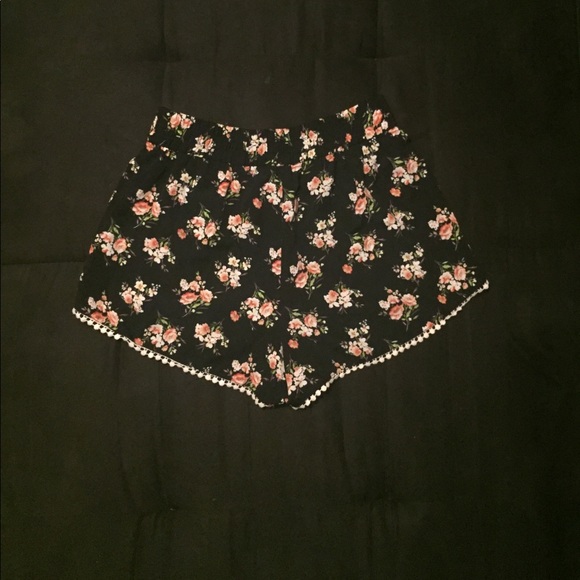 Floral Shorts🌸🌺🌼💐 - Picture 2 of 2
