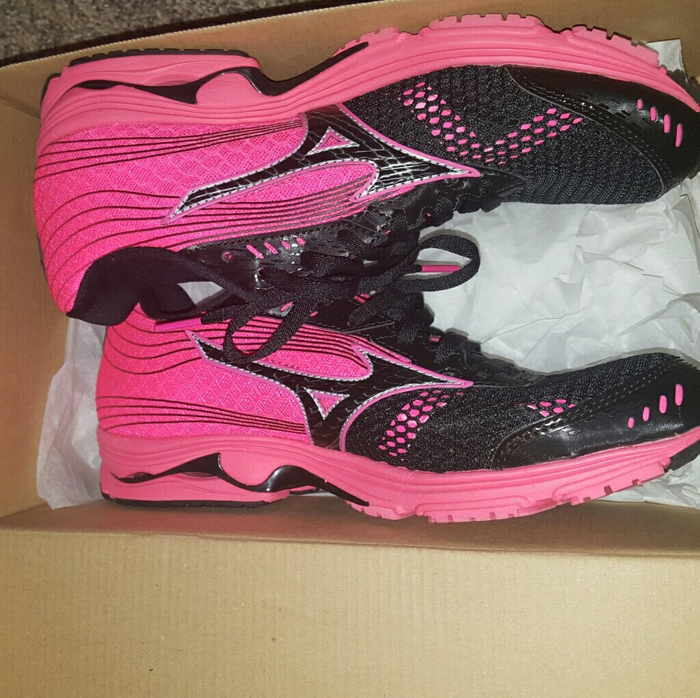 New Mizuno running shoes size 8.5 blk/hot pink