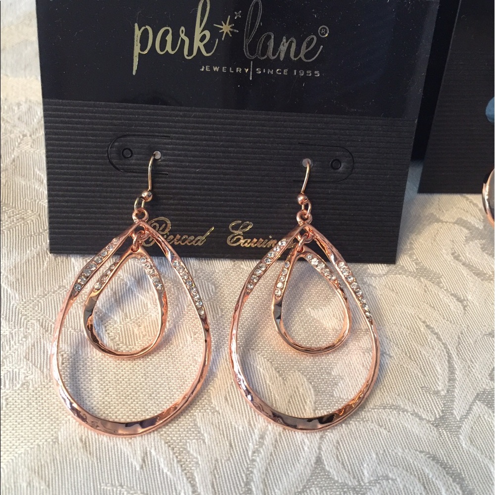 NWOT Belle Rose Gold Earrings