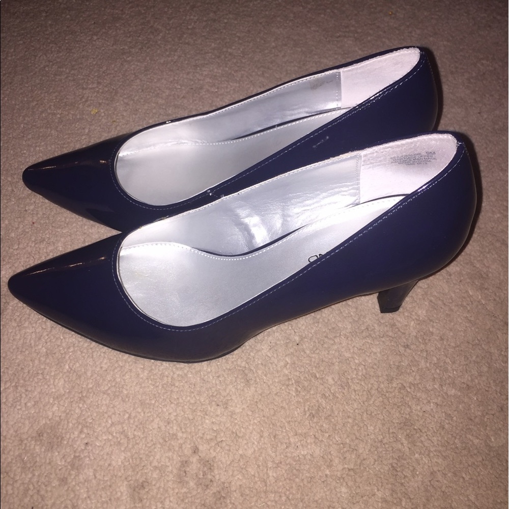 Ladies navy blue patent leather pumps