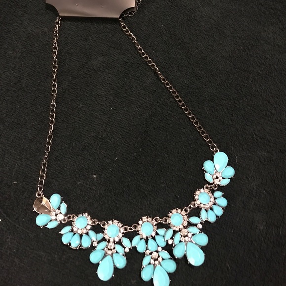 🎁 BRAND NEW 🎁 Statement Necklace - Picture 2 of 2