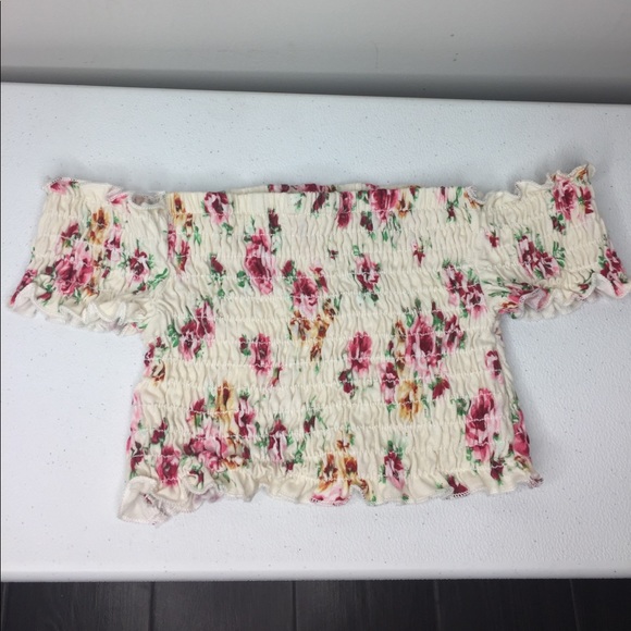 🌺🌸💄SOLD💄Floral off the shoulder crop top 🌸🌺 - Picture 2 of 7