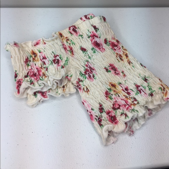 🌺🌸💄SOLD💄Floral off the shoulder crop top 🌸🌺 - Picture 3 of 7