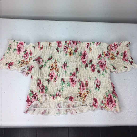 🌺🌸💄SOLD💄Floral off the shoulder crop top 🌸🌺 - Picture 5 of 7