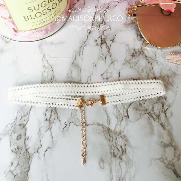 "Carmen" White Lattice Choker - Picture 2 of 5