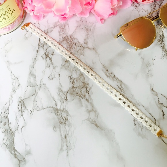 "Carmen" White Lattice Choker - Picture 3 of 5