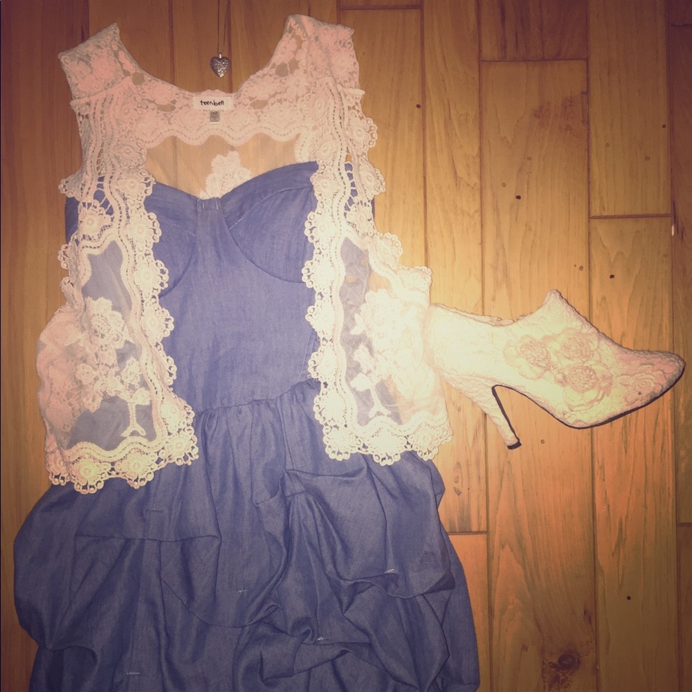 teenbell Off-White Lace Cover with No Sleeves