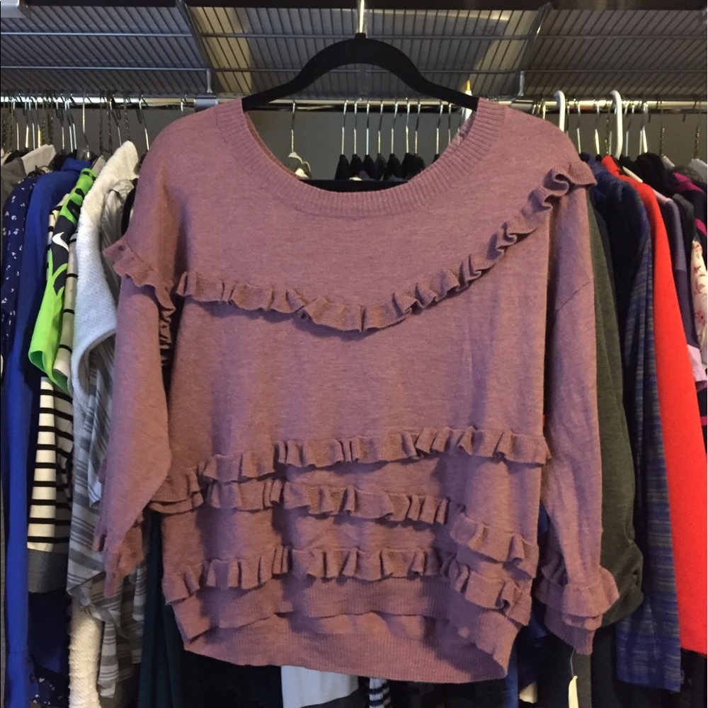 Hinge sweater with ruffles