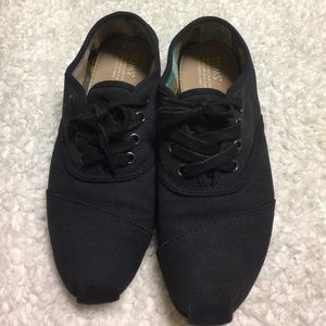 Black lace up TOMS