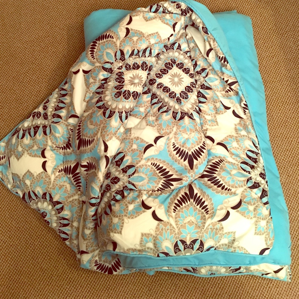 Reversible twin size comforter