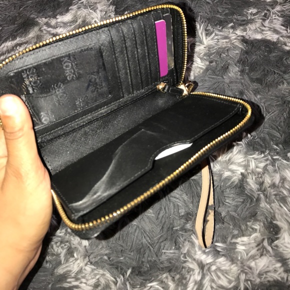 MICHEAL KORS LOGO WALLET - Picture 2 of 2