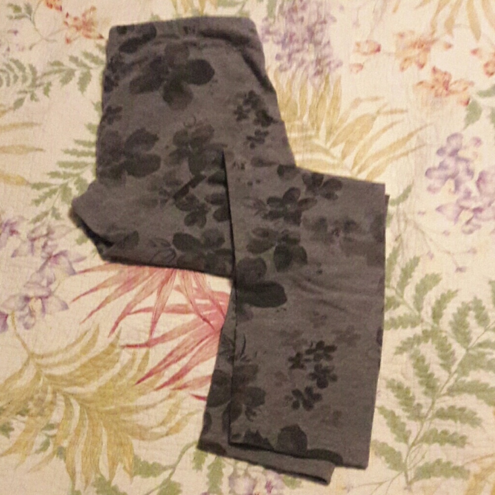 Black and gray floral leggings