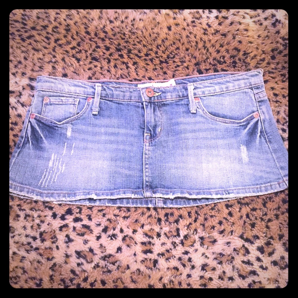 90s Vintage Jean Mini Skirt - Semi-Distressed 💋M