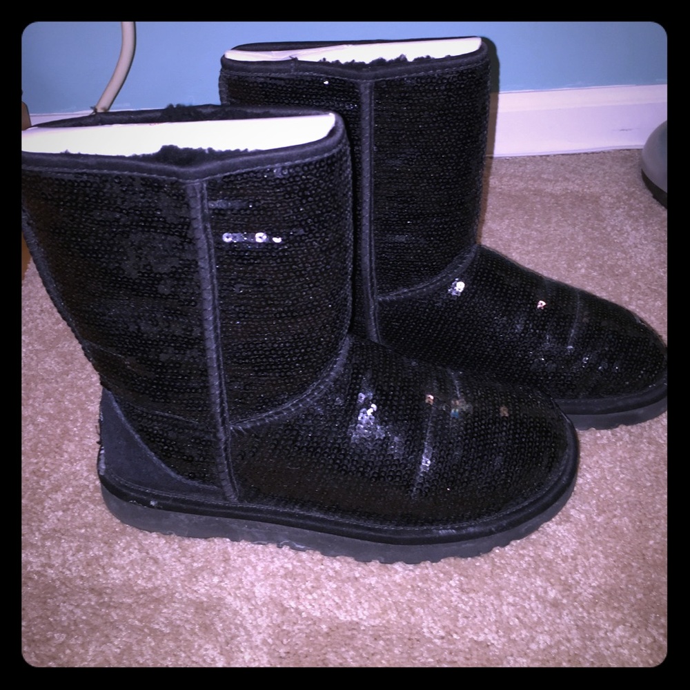 Black short UGG boots