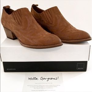 🎉 $160 DV Samson Leather Western Ankle Booties