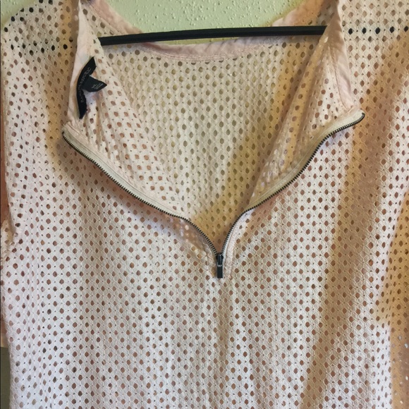 Banana Republic NWOT Peach Short sleeved Net Crop - Picture 4 of 4