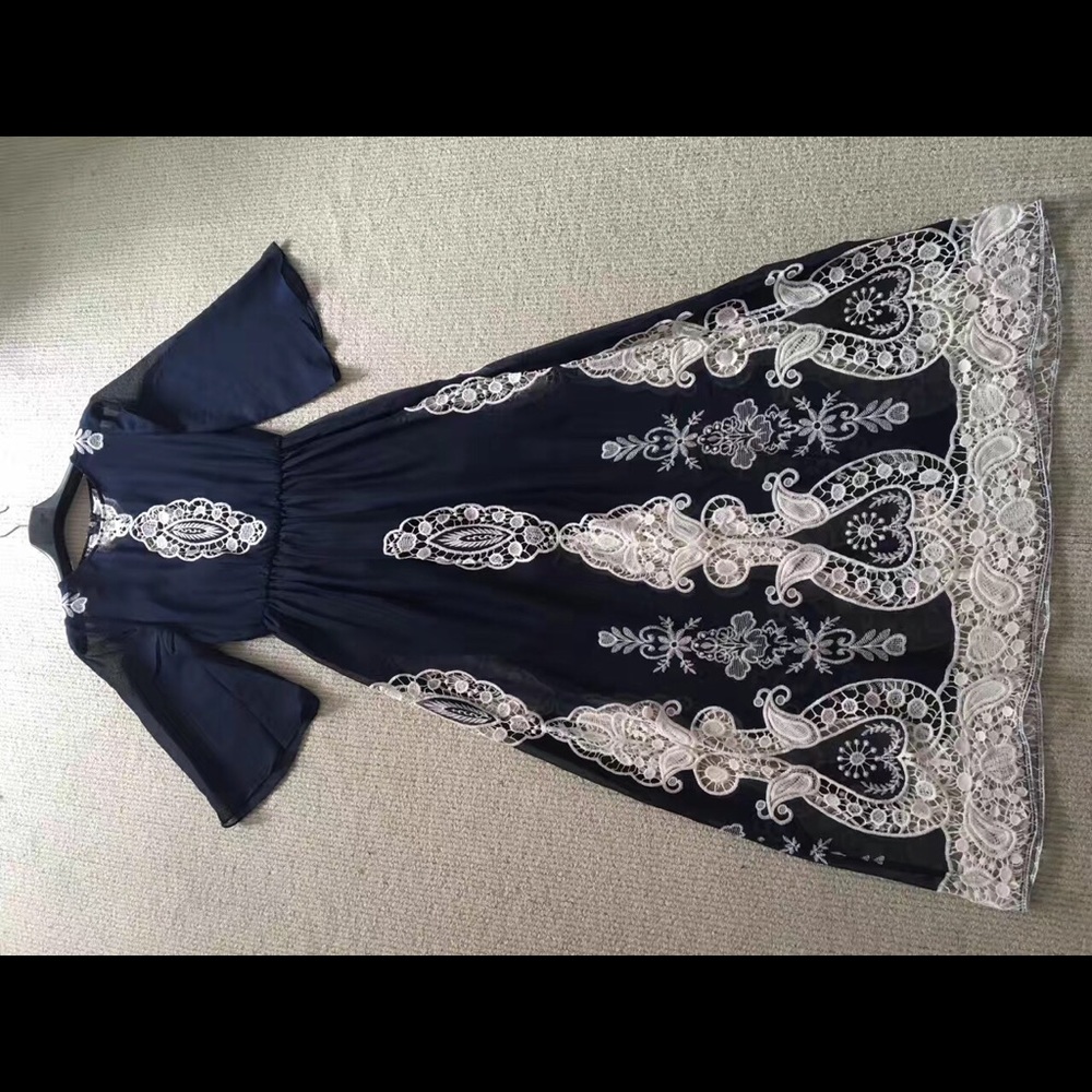Alice+Olivia Aquinnah bell sleeve maxi dress new - Picture 2 of 8