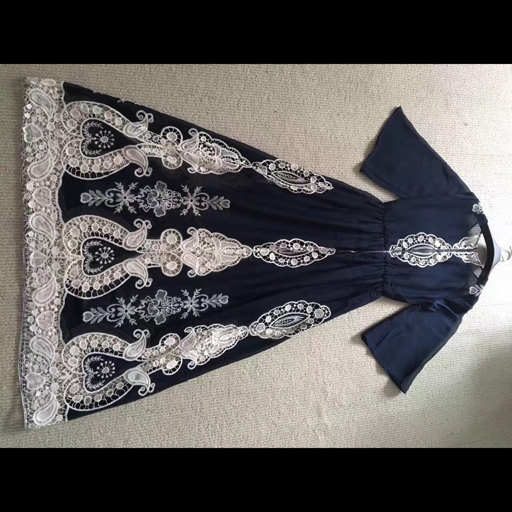 Alice+Olivia Aquinnah bell sleeve maxi dress new - Picture 6 of 8