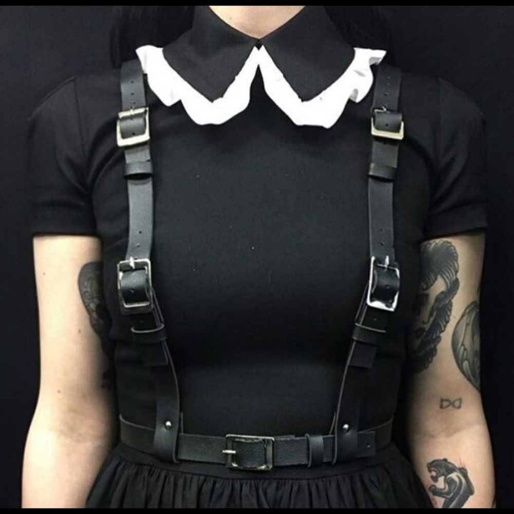 Deandri ruffle collar