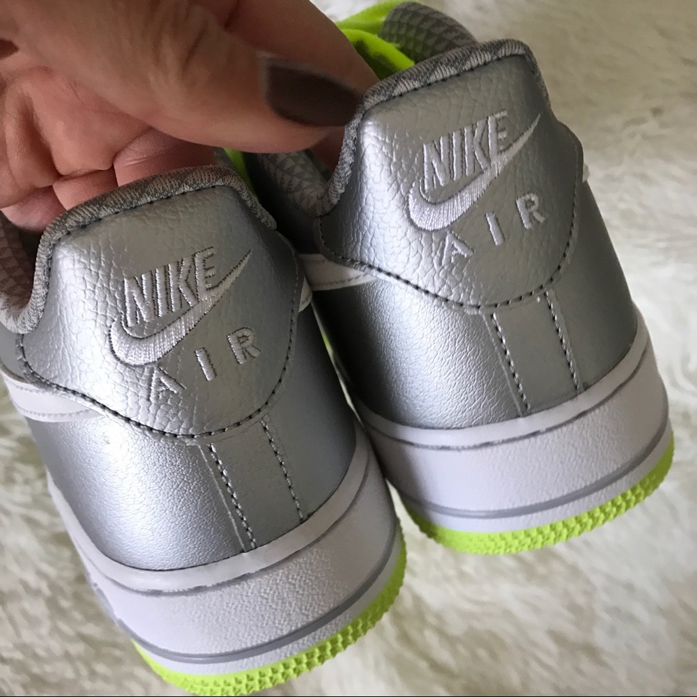 NWB NIKE AIR FORCE 1 LEATHER METALLIC & VOLT 6.5y - Picture 4 of 7