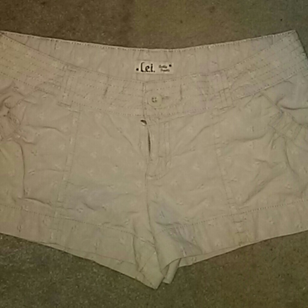 l.e.i. Khaki shorts