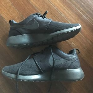 Black nikes free run