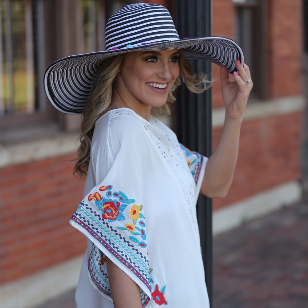 ✨LAST ONE✨Adorable striped Pom Pom sun hat - Picture 3 of 7