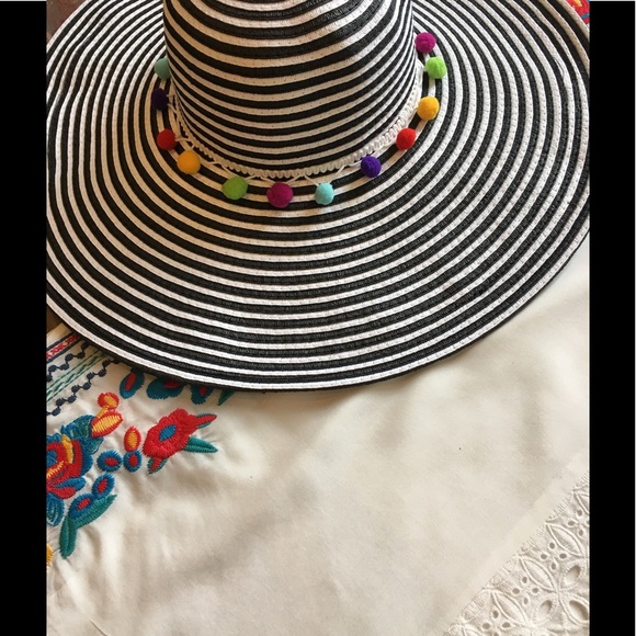 ✨LAST ONE✨Adorable striped Pom Pom sun hat - Picture 7 of 7