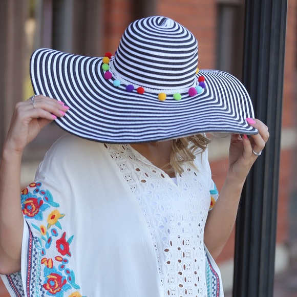 ✨LAST ONE✨Adorable striped Pom Pom sun hat - Picture 2 of 7