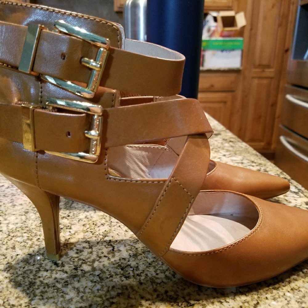 Michael kors 2in heels camel colored
