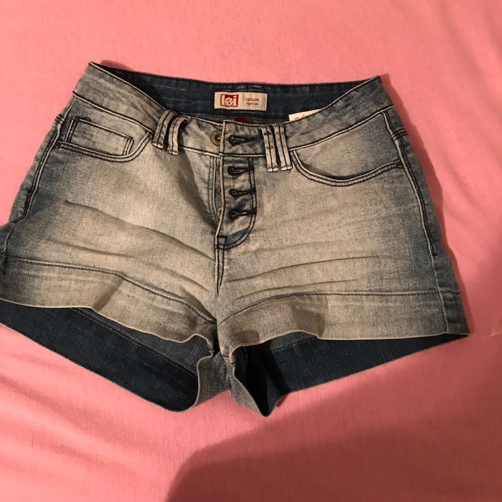 LEI PRICE REDUCED Barely worn high waisted shorts