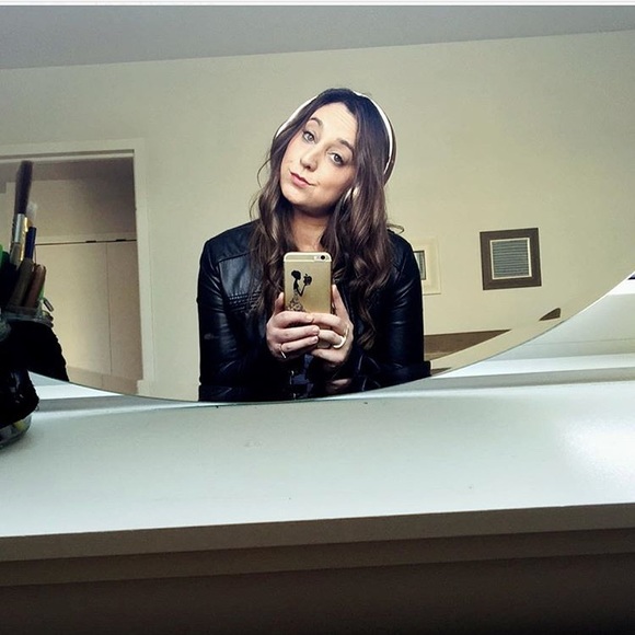 Meet your Posher, Kris 🖤 - Picture 2 of 3