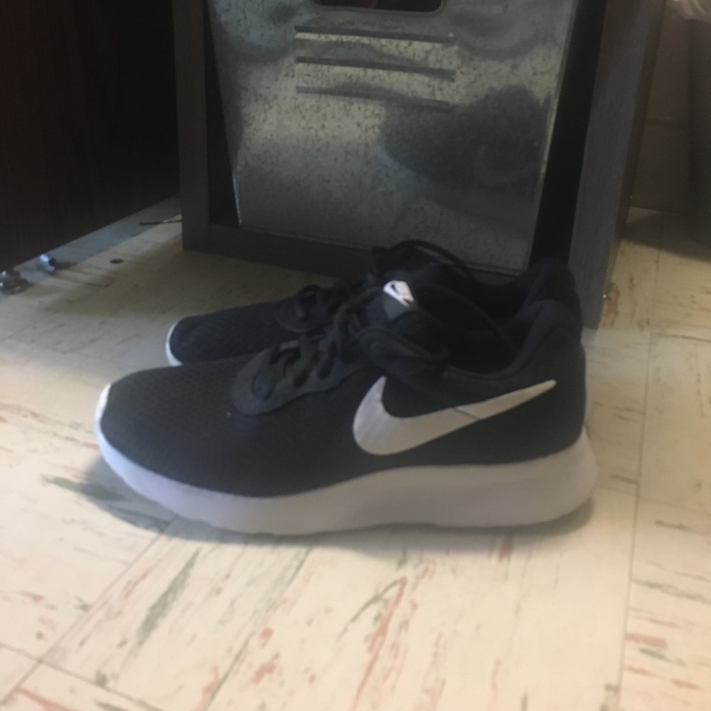 Nike Tanjun tennis shoes