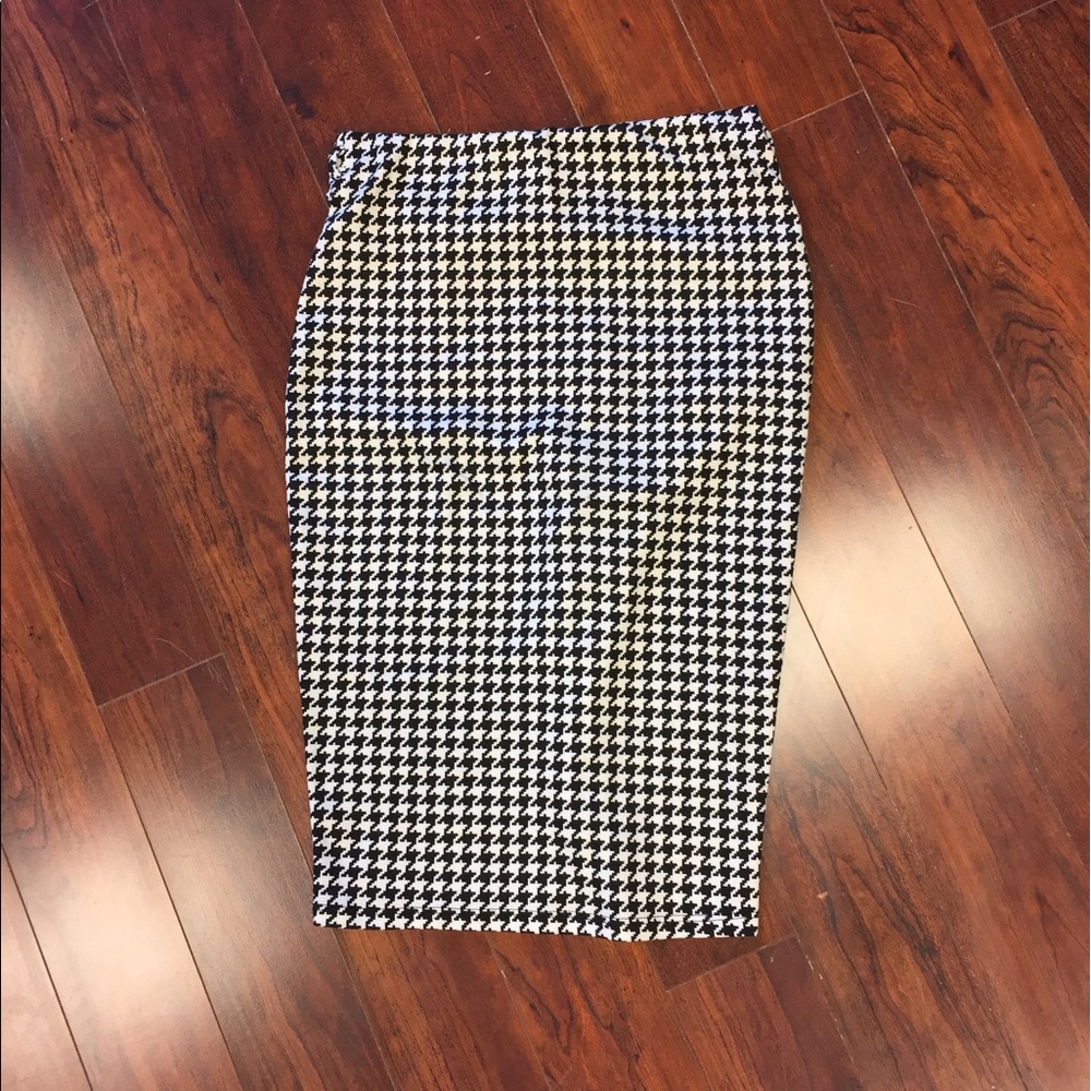 MUST GO!! Make an offer! Houndstooth  pencil skirt