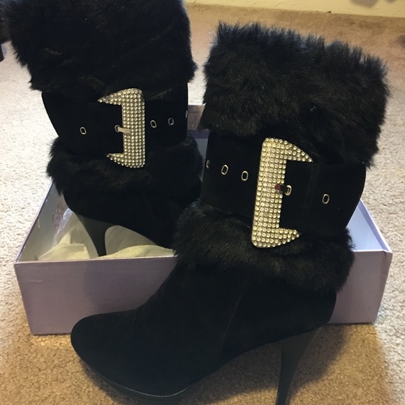 selina Shoes - Black boots with silver buckle 👠. 7.5