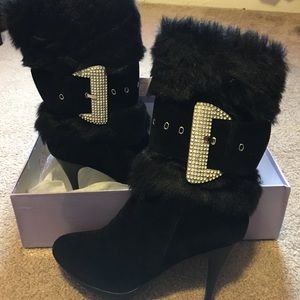 Black boots with silver buckle 👠. 7.5