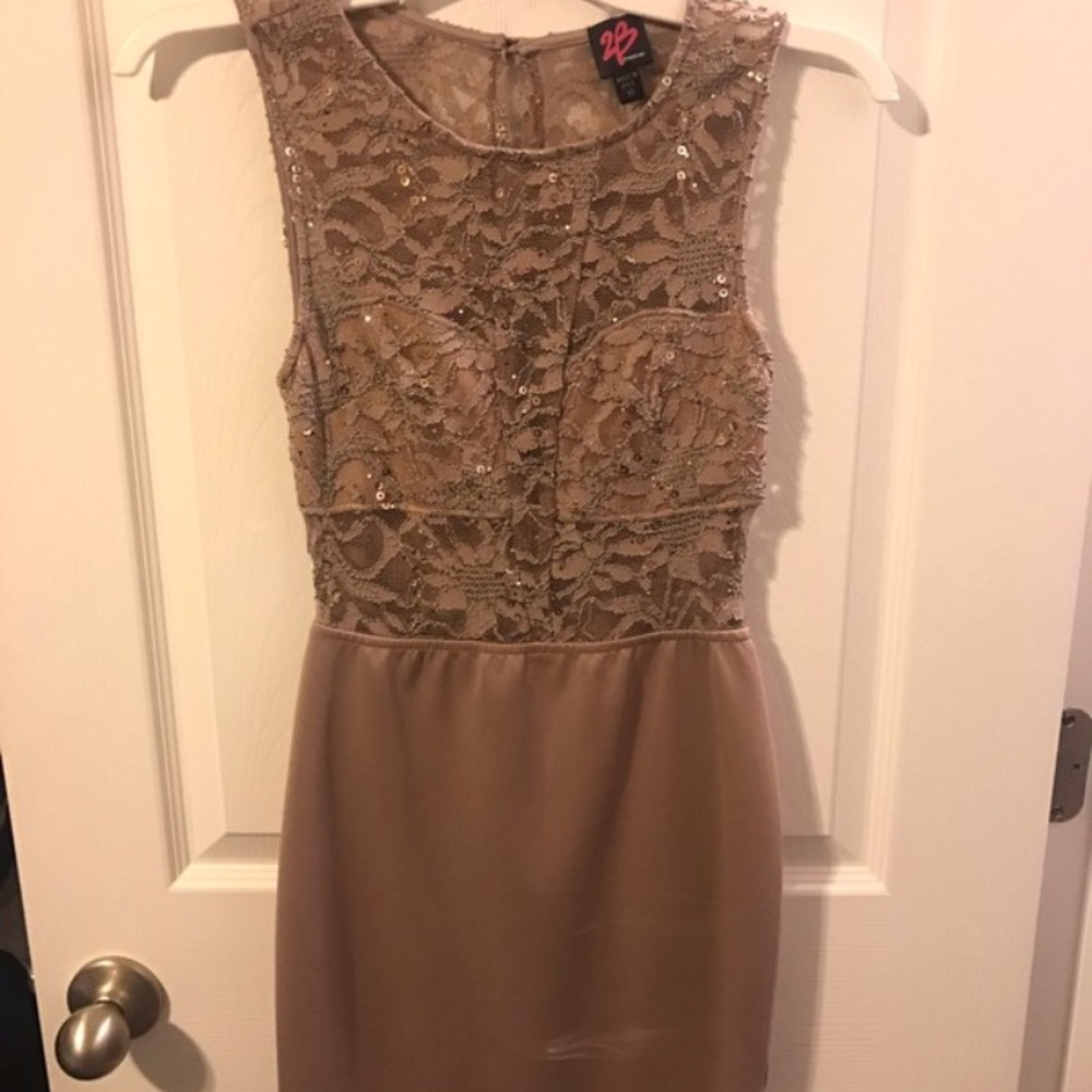 Beige lace Bebe dress