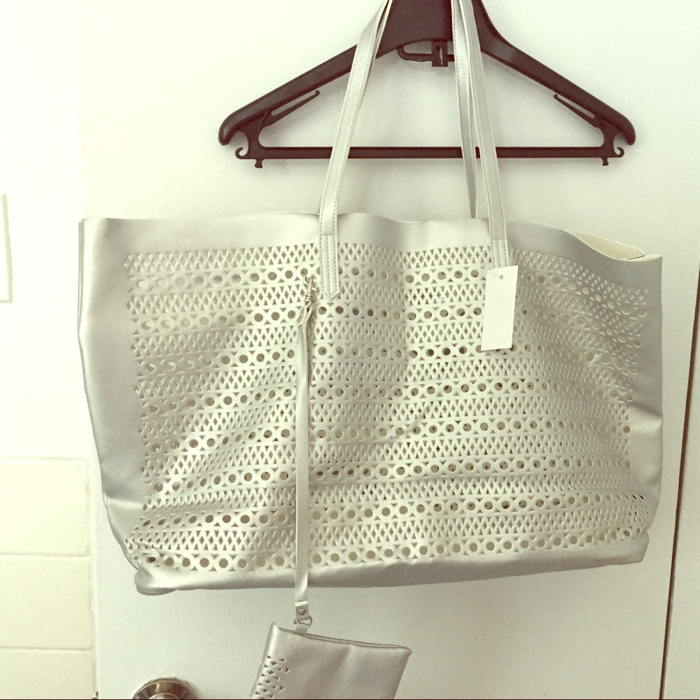 🎉2 x HP 🎉Saks silver tote bag & detachable pouch