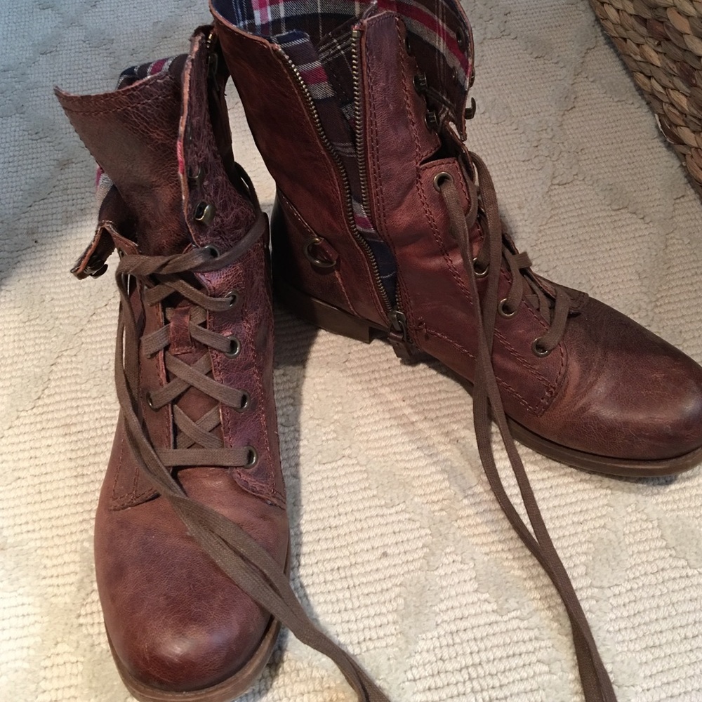 combat boots.. barely worn! super cute inside