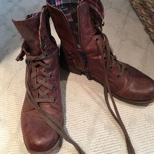 combat boots.. barely worn! super cute inside